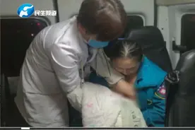 河南焦作：雨夜救路边弃婴，90后护士解衣给孩子哺乳视频封面
