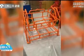 有创意！水电工老爸送给娃满月礼物：一份DIY水管摇篮视频封面