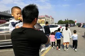 媳妇远嫁江西7年，第一次来市里玩，小伙准备2000元给她买衣服视频封面