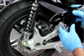 《机车篇》Honda Forza125 安装后轮防盗锁。歪果仁的创意。视频封面