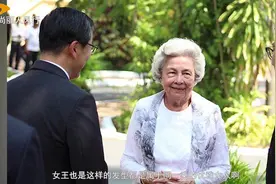 83岁柬埔寨太后依然美丽绝伦！白衣配水墨围巾高贵到极致，太佩服视频封面