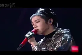 华晨宇《烟火里的尘埃》唱错词，不看提词器耍酷？是真唱没错了视频封面