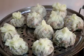 饺子皮做包子，晶莹剔透薄皮大馅儿口感软嫩，做法既方便又实惠视频封面