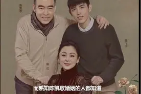 陈凯歌一家4口罕见同框，51岁陈红和小儿子陈飞宇实力颜值担当！视频封面