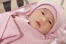 宝宝终于要出院了，护士将新生宝宝包裹的像个粽子送她回家视频封面