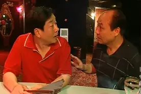 白色毒网：李总歌厅找丽丽唱歌，谁知丽丽一开口，他直接吓跑视频封面