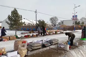 小伙大雪过后赶集，这大老头鱼真招人稀罕，才卖20一斤，太便宜了视频封面