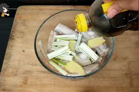 干炸带鱼是裹淀粉还是面粉，只要做对了，炸出来才会金黄酥脆视频封面
