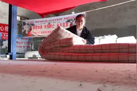 一床手工棉被到底能用多少年？农村姑娘亲口告诉你，你能猜到吗？视频封面