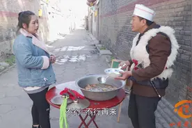 短剧：食堂大厨被机器人抢了饭碗，小伙却套路机器人听音乐，爆笑视频封面