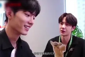 肖战不顾镜头一把搂住王一博，接下来王一博的反应，笑出鹅叫声视频封面