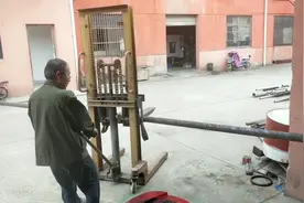 沙钢集团退休职工在家闲不住，在我们厂上班目前三千五你怎么看？视频封面