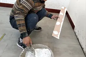 村里贴瓷砖请的小师傅，贴踢脚线有一套好办法，省料又干净整洁视频封面