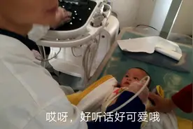 胖妞带8个月大小侄子去做彩超，进门时一脸懵，看着即心疼又担心视频封面