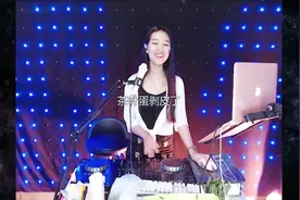 气质女歌手翻唱《完美世界》，唱的太有感情了，来欣赏一下吧视频封面