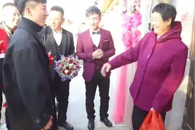 河北小伙接亲，丈母娘家大门紧闭，新郎等不急了，直接爬窗户视频封面