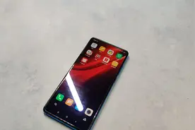 蓝光膜真的有用吗？小伙花将近100元贴膜，却后悔了？视频封面