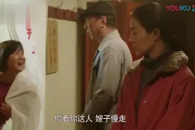 大叔在单位管澡堂，第一次带儿子来洗澡视频封面