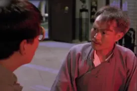 正英随手画的一个符纸，就把僵尸封印在水缸里，徒弟却来捣乱