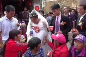 云南农村，新郎带着怀孕的妻子敬酒，婚礼办得好热闹视频封面