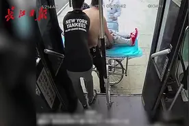 早产宝宝车站降生，公交车“生死时速”变救护车直送医院视频封面