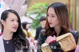 4美女开会，把会场当秀场，走路都带风，摘掉墨镜，简直判若两人视频封面