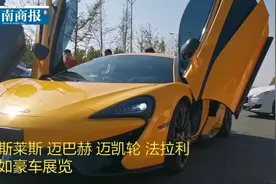 劳斯莱斯、法拉利…数十辆豪车聚集郑州街头，场面太壕了！视频封面
