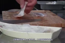 鲜活的虹鳟鱼，小伙就地切片生吃，最厉害的还是刀工视频封面