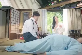 经典片段；小哥去朋友家做客，怎料朋友妻子太漂亮，一眼就相中了视频封面