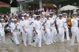 美国海军参加泰国阅兵游行，这现场简直太尴尬了视频封面