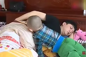 俊豪叫李鑫爸爸起床，李鑫肚子疼起不来，小暖男赶紧给爸爸揉肚子视频封面