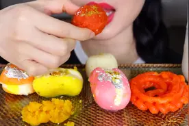 万圣节当天，小姐姐试吃印度甜品，看起来味道不错视频封面