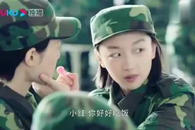 女孩用棒棒糖涂嘴，教官以为是口红当众让女孩上交，结果笑喷了视频封面