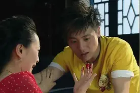 宝贝战争：黄毛小子抱起怀孕妻子往沙发上一扔，结果出事了视频封面