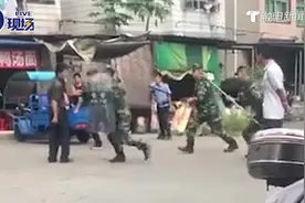 惊险一幕！福建一男子持刀与警察对峙，武警果断出手将其制服视频封面