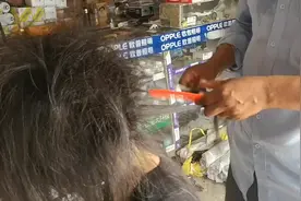 湖北襄阳：实拍河南收头发大叔心太狠 使劲往根剪 美女突现爆炸头视频封面
