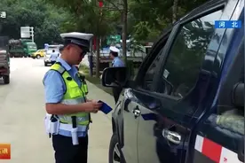男子驾驶摩托车被查，交警检查驾驶证，男子一句话让交警懵圈！视频封面