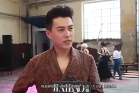 靳东父子三人同框，小儿子鞋子成功抢镜 网友：这老婆娶值了视频封面