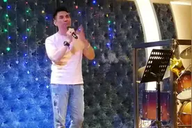 香港帅气小伙在酒吧唱《等你等到我心痛》，唱得好听，不错