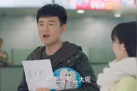 爸爸机场接女儿，不料5岁女儿打扮太时髦，竟没认出来！视频封面