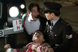 小妹被人偷偷拍私房照，哥哥为保护妹妹隐私，生吞胶片！视频封面