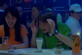 男子在酒吧和美女聊天，相处十分愉快，还留下了电话号码！视频封面