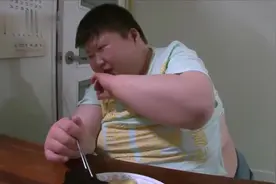 自闭症儿童对着亲生母亲又打又骂，妈妈无怨无悔只愿他能舒服点视频封面
