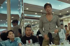 56岁“乌鸦哥”张耀扬，带小女友现身郑伊健演唱会，两人友好握手图片