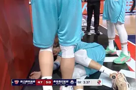 突发！广东旧将重伤，头撞篮筐支架，表情狰狞痛苦，疑似脊椎重创图片