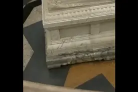 南京中山陵一男子跳入孙中山墓室，抱着汉白玉卧像大哭视频封面