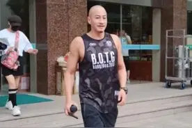 46岁何润东横店拍戏被偶遇，肌肉抢镜身材结实，面容却苍老不少图片