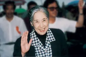 王光美葬礼，儿子刘源手捧遗像敬军礼，2位特殊人物在场失声痛哭图片