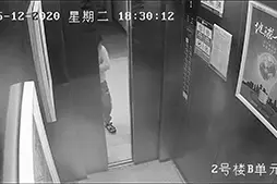 危险！男童被卡电梯井，背后原因让人着急又生气图片