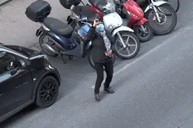 疫情下的意大利人，在阳台上玩起了大型蹦迪？！图片